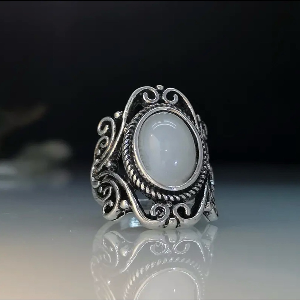 Silver Moonstone Ring Size 7
Zinc Alloy Steel